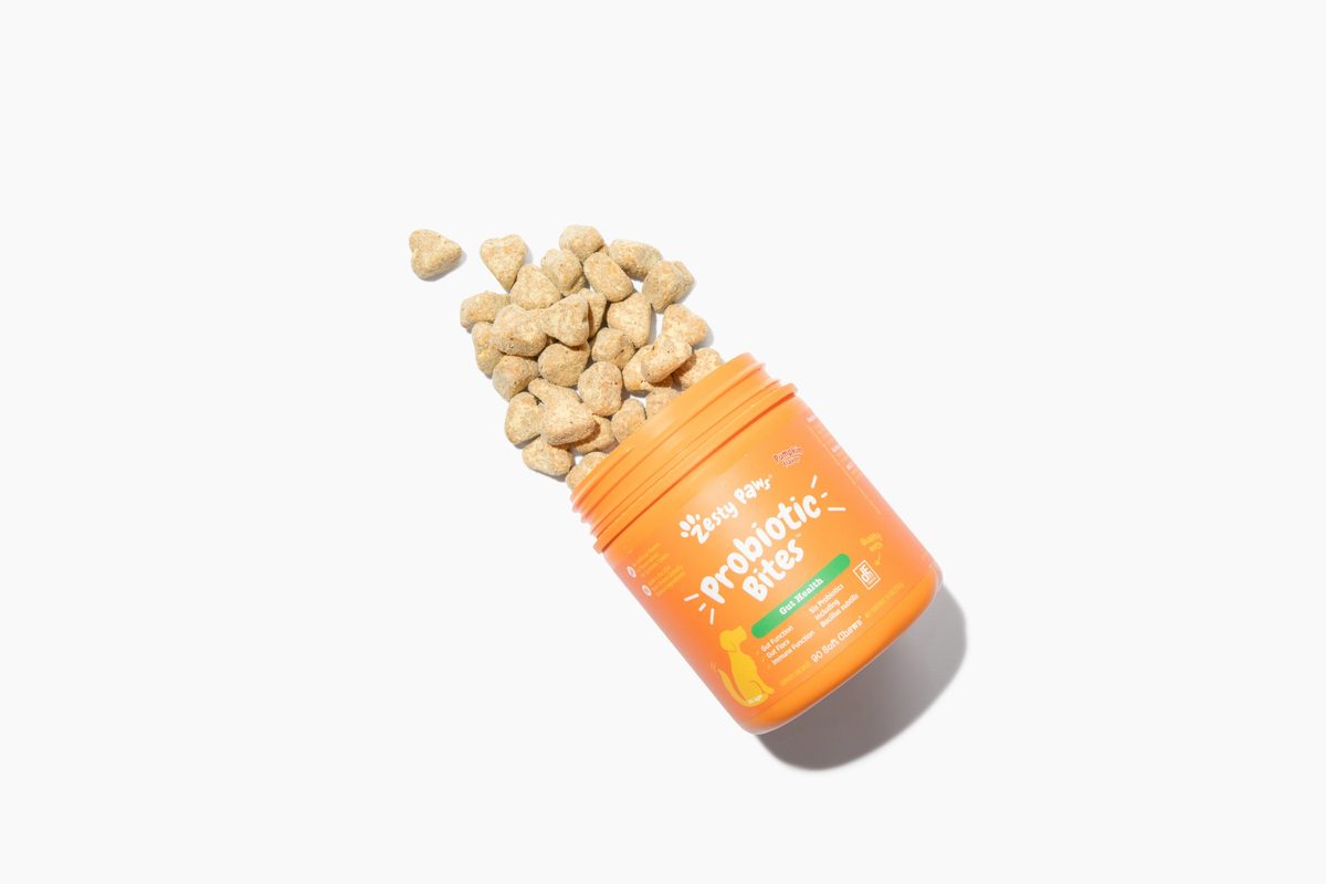 Zesty Paws 益生菌軟糖及倒出的心形軟糖